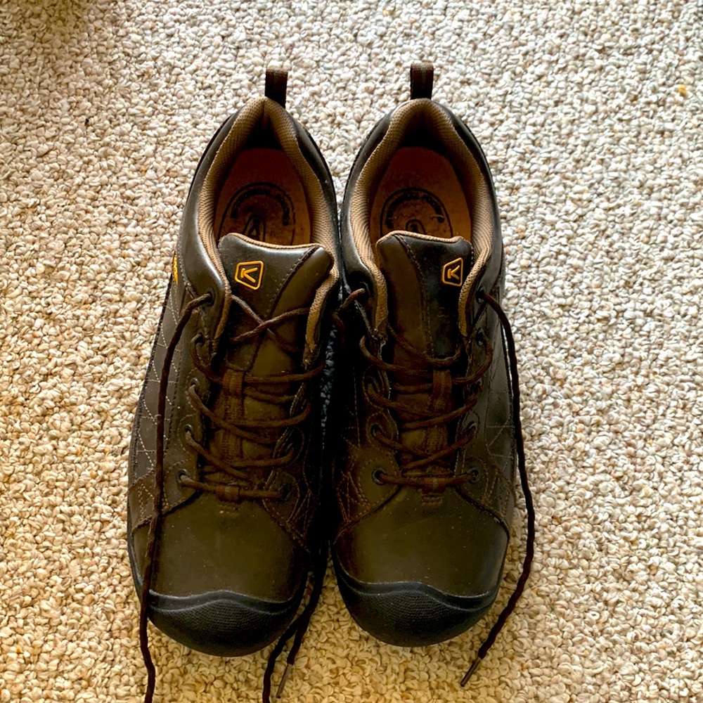 Men’s Keen low-top hiking sneakers